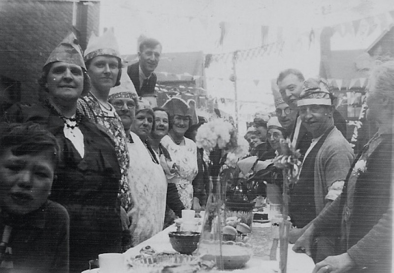 Other image for Town turned out for 1935 silver jubilee